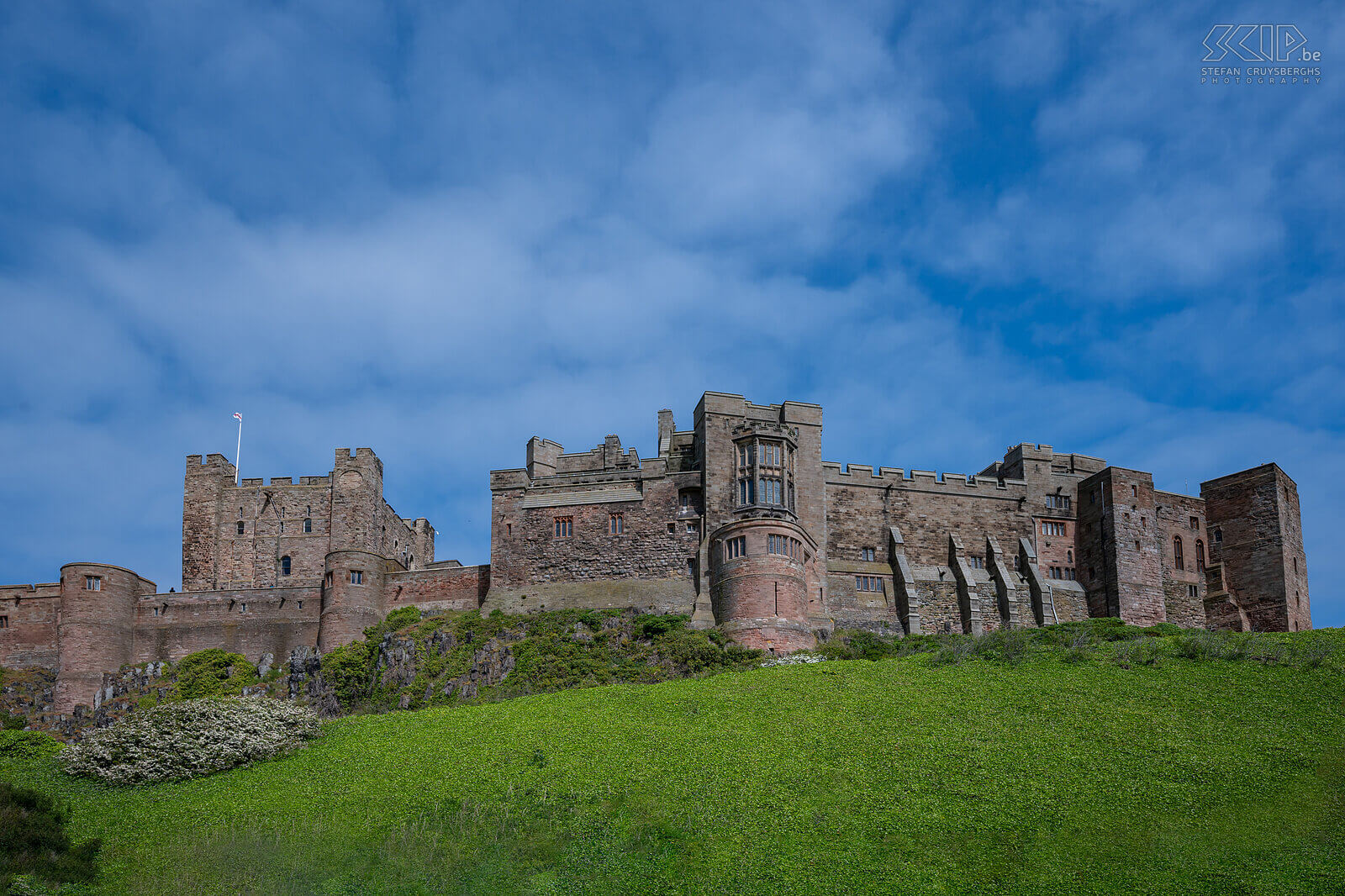 Bamburgh Castle Bamburgh Castle is een indrukwekkend twaalfde-eeuws kasteel gelegen aan de kust in Bamburgh vlak bij Seahouses aan de Engelse Northumberland kust. Het kasteel is ook te zien geweest in tal van televisieprogramma's en films en in de serie The Last Kingdom. Stefan Cruysberghs